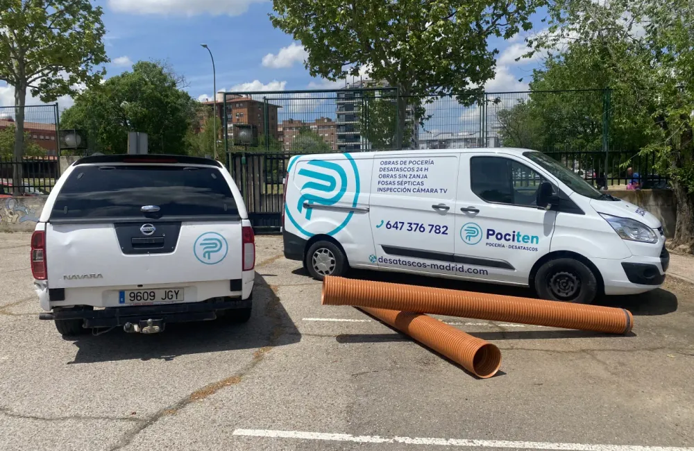 Vehículos de Pociten junto a material para una instalación de saneamiento